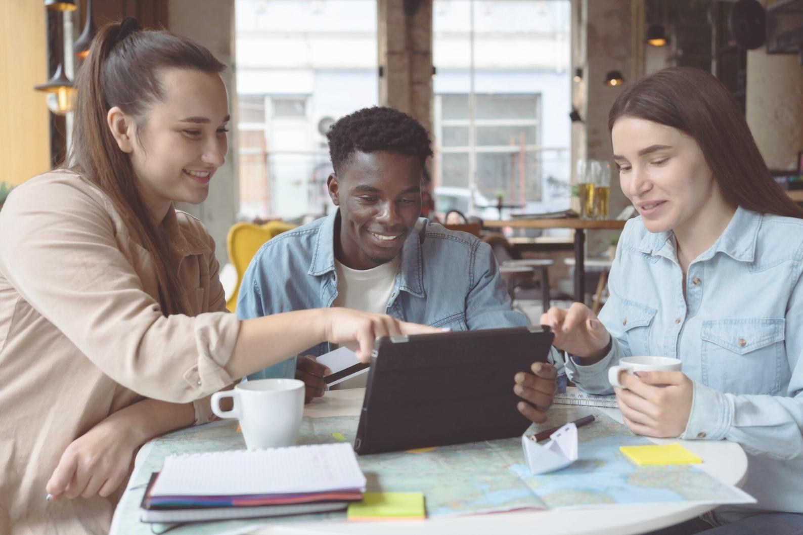 Strukturierte Budgetplanung auf dem Schreibtisch